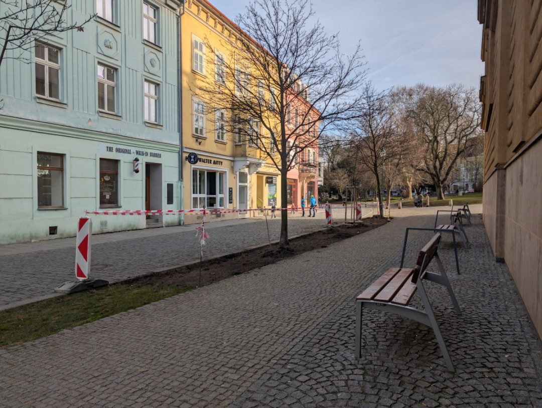Pod divadlem bude příjemnější posezení, iniciátorem proměny části pěší zóny je místní majitel kavárny