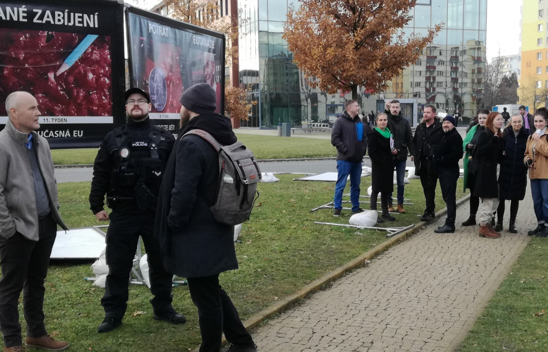 "Šokující a drastické." Kontroverzní akce pobouřila studenty i veřejnost