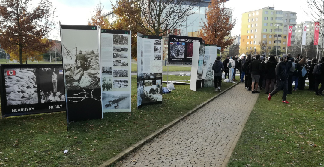 "Šokující a drastické." Kontroverzní akce pobouřila studenty i veřejnost