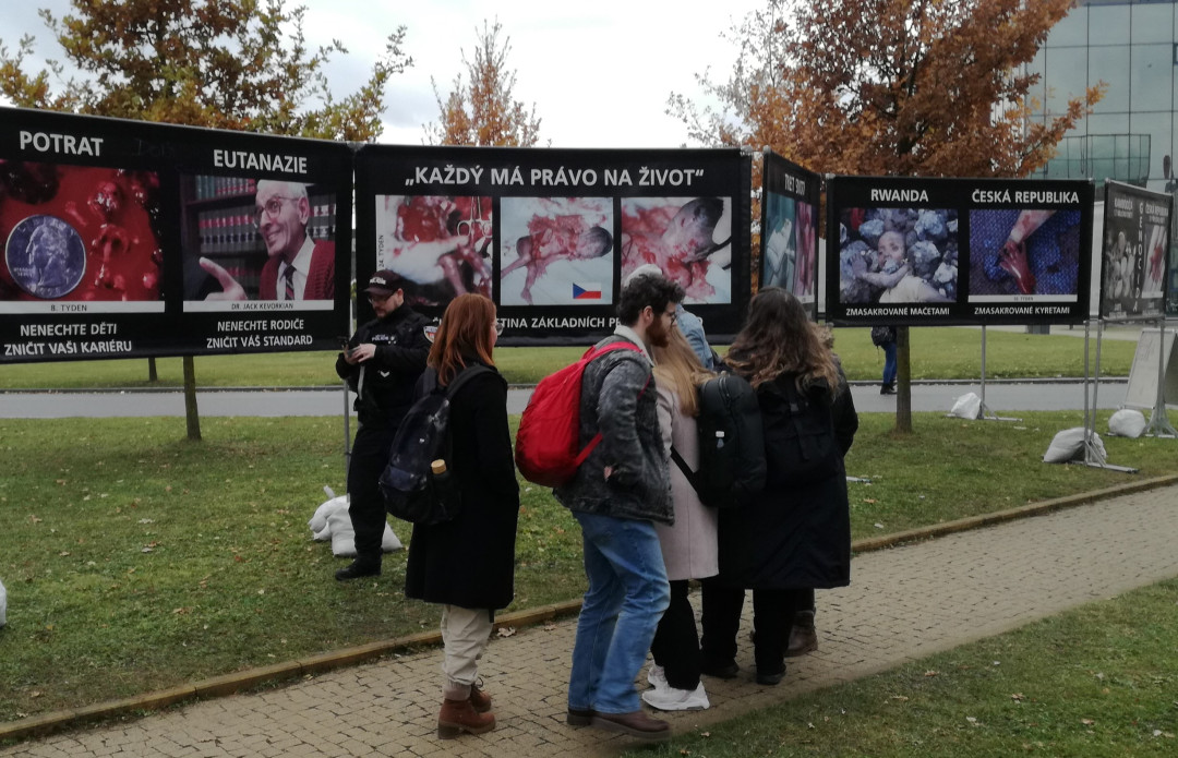 "Šokující a drastické." Kontroverzní akce pobouřila studenty i veřejnost