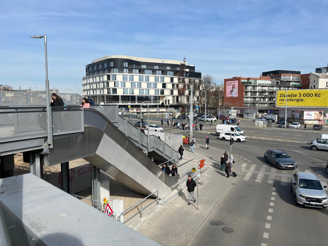 VIDEO: Lidé už se od nádraží k Vaňkovce přes terasu nedostanou. Mohou využít nové eskalátory