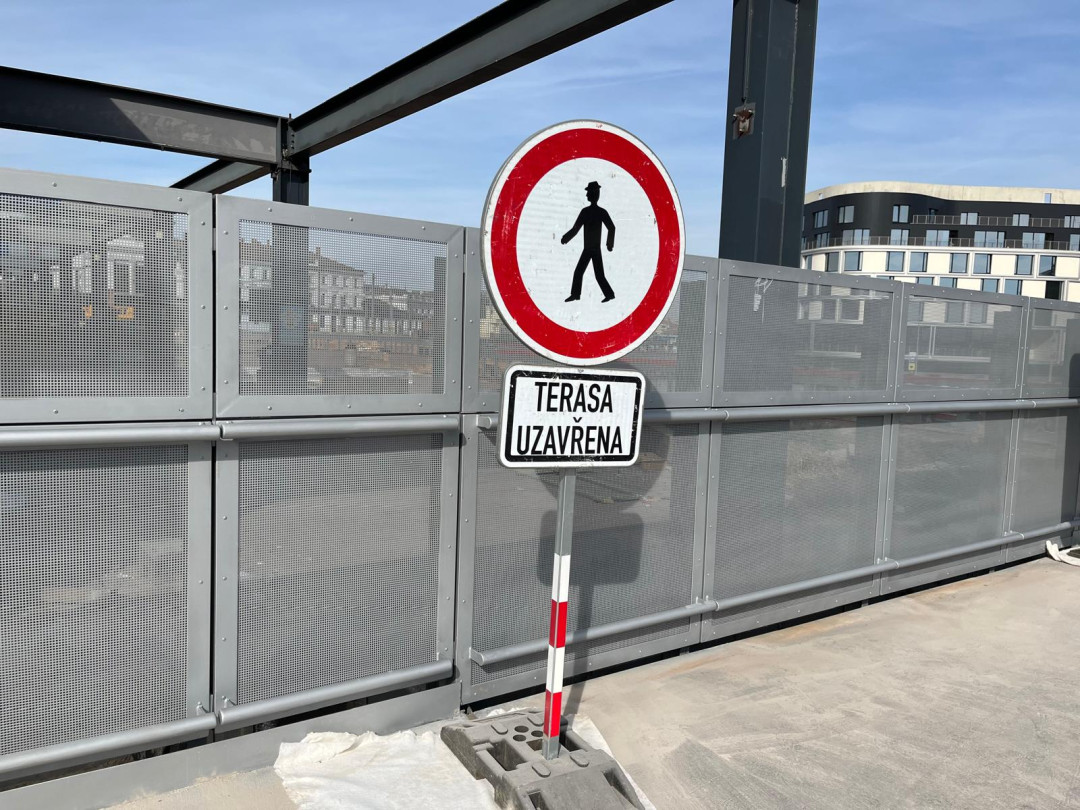 VIDEO: Lidé už se od nádraží k Vaňkovce přes terasu nedostanou. Mohou využít nové eskalátory