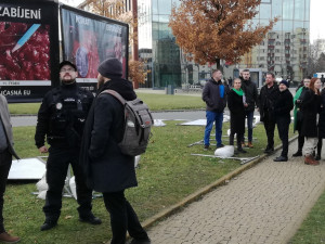 "Šokující a drastické." Kontroverzní akce pobouřila studenty i veřejnost