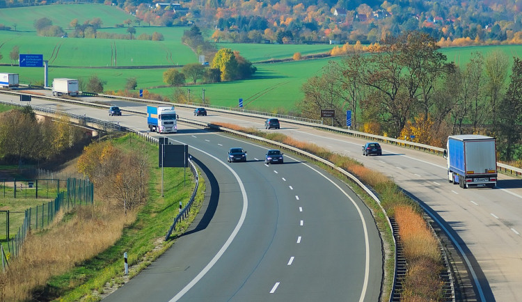 Řidiči mohou kvůli uzavřenému mostu u Lanžhota jezdit na Slovensko po dálnici D2 bez dálniční známky