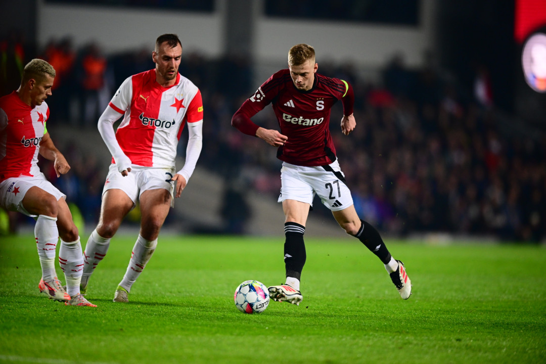 Fotbalisté Slavie v dlouhém oslabení prohráli na Spartě 0:2 a vedou o 10 bodů