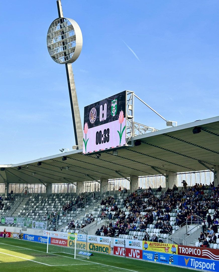Fotbalisté Hradce nevyužili dlouhou přesilovku a v lize hráli s Karvinou 1:1