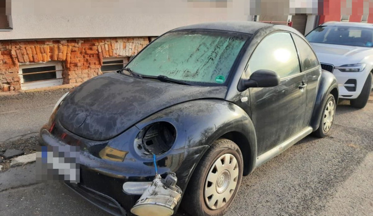 Chodil po Varech a ničil auta. Muži hrozí tři roky vězení