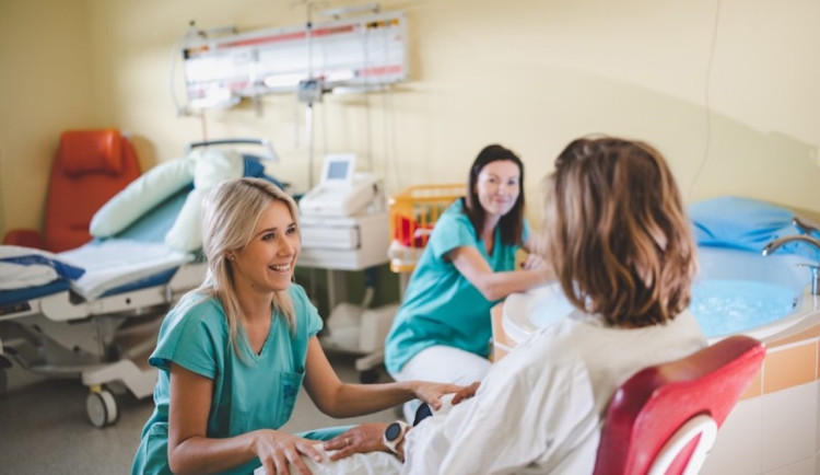 Budějovické porodní asistentky získají kurz, který jim umožní větší zapojení do porodů i samostatnost