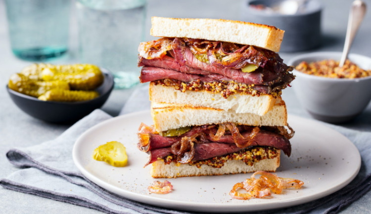 Sendviče, co vás dostanou do kolen - Pastrami Pop Up je zpátky v Holešovické tržnici!