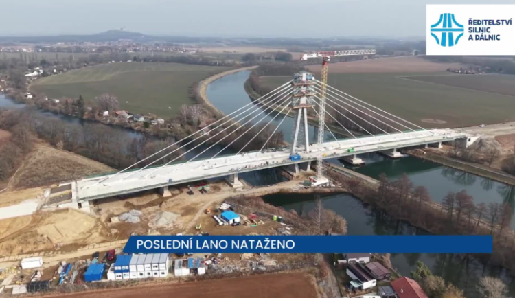 Největší zavěšený lanový most v České republice už získává svou finální podobu