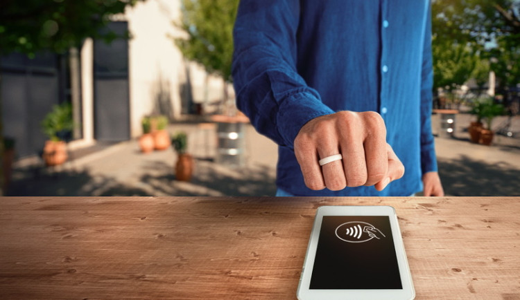 Data mBank: Nejčastěji platí prstenem muži, ženy s ním ale platí vyšší sumy