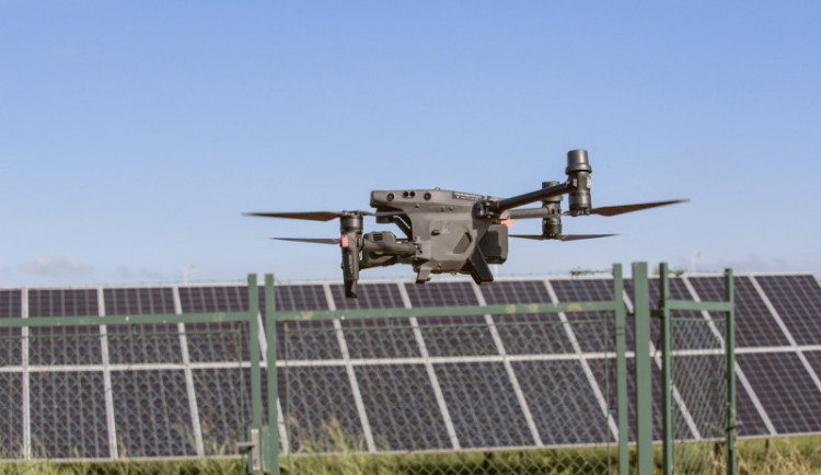 Drony a AI hlídají výkonnost solárních elektráren. Jsou rychlejší a přesnější