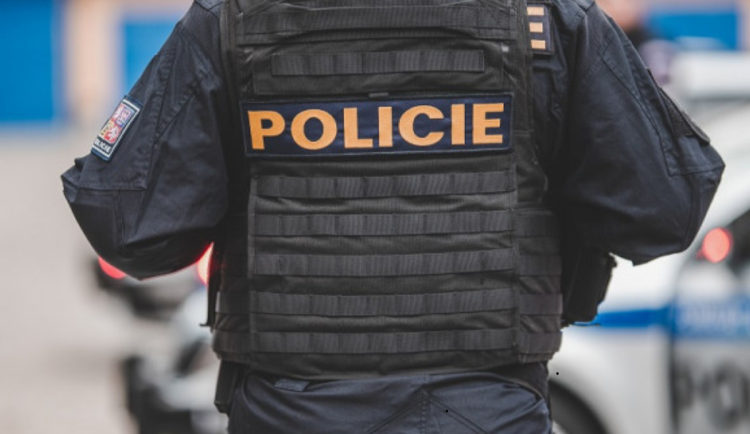 Agresivní muž v Hradci Králové napadl kolemjdoucí. Policisté použili donucovací prostředky