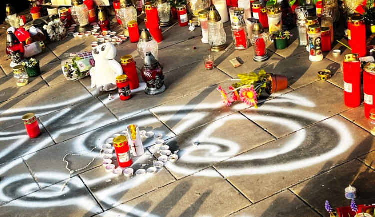 Lidé už poslali pozůstalým dvou zavražděných prodavaček Actionu statisíce