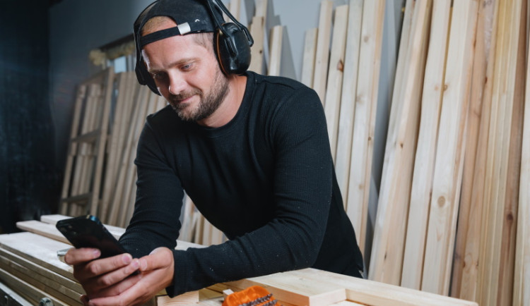 Průzkum Home Creditu: podnikatelé hledají informace o půjčkách na internetu, živnostníci se více než firmy obávají vývoje ekonomiky