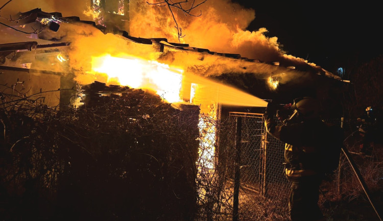 Požár v Oldřichově na Hranicích. Shořela dřevěná chata