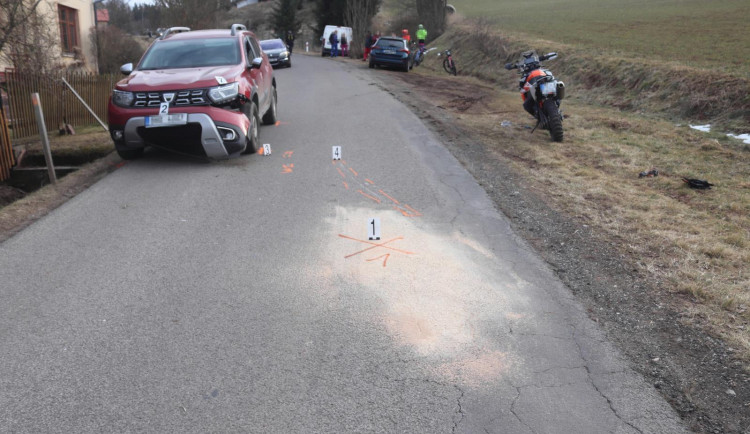 Motorkář neubrzdil a narazil do auta před sebou. Skončil v nemocnici