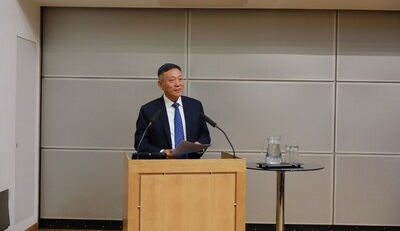 Kuo Wej z Digital China vystoupil na pódiu v Cambridgi, kde objasnil změny paradigmatu v komercializaci umělé inteligence