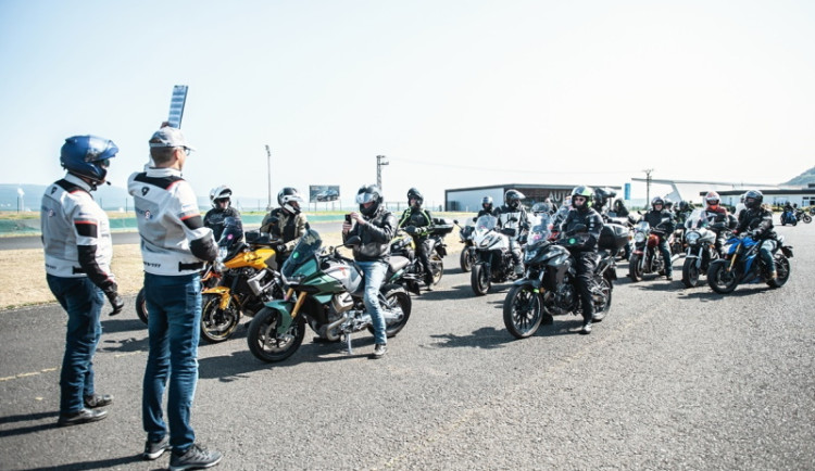 Motorkářských kurzů Učme se přežít je letos skoro šedesát