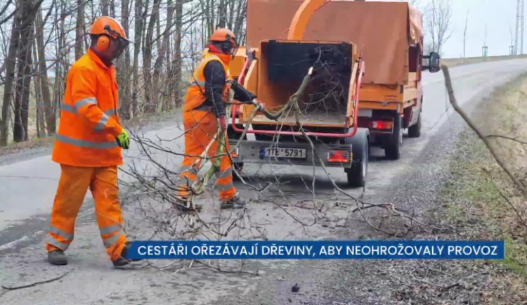 Cestáři ořezávají dřeviny u silnic, aby neohrožovaly provoz