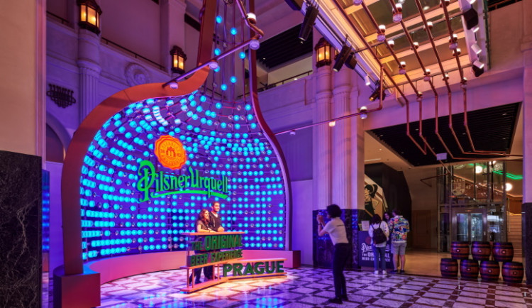 Pražská atrakce Pilsner Urquell: The Original Beer Experience má za sebou úspěšný rok. Mezi stovkou tisíc návštěvníků byly i skupiny z Grónska nebo Vatikánu