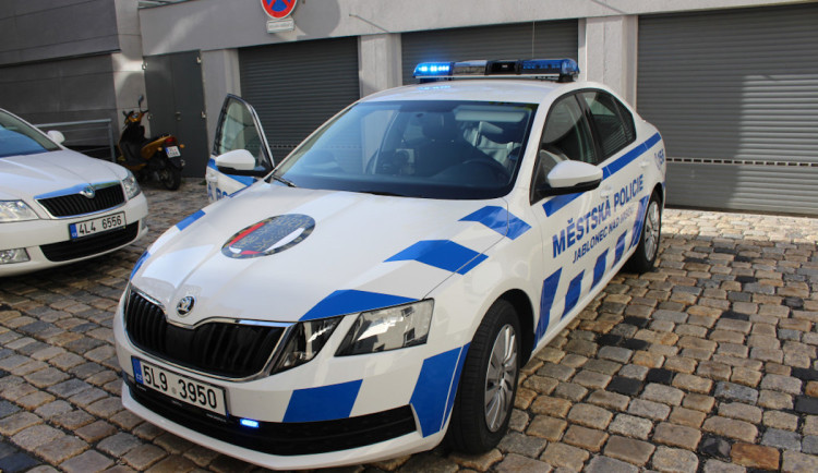 Zoufalý taxikář volal strážníky. V autě se mu zasekl opilý, asi 150 kilo vážící zákazník