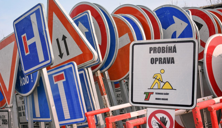V Hradci Králové je téměř 13 tisíc dopravních značek. Odstartovala jejich údržba