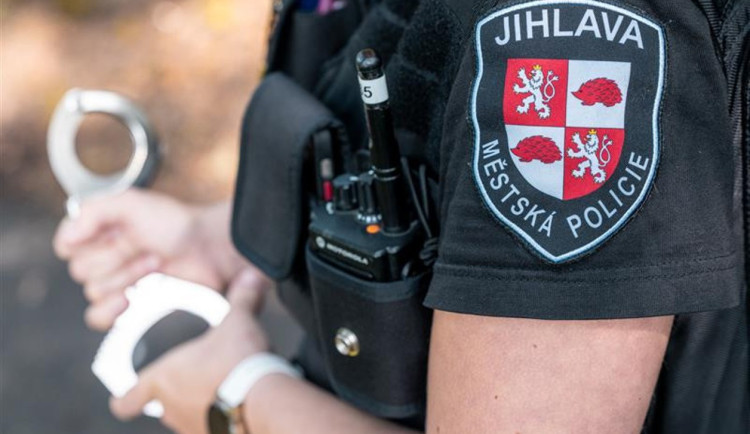 VIDEO: Strážníci zavolali lékaře k cizinci, který měl na náměstí v Jihlavě velké bolesti. Trápila ho záda