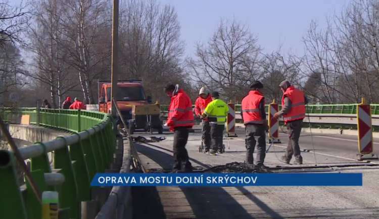 Na silnici I. třídy z Jindřichova Hradce na Pelhřimov musí řidiči počítat s částečnou uzavírkou, opravuje se most u Dolního Skrýchova