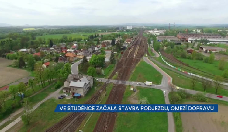 Ve Studénce začala stavba podjezdu železnice, projekt změní a také omezí dopravu v okolí