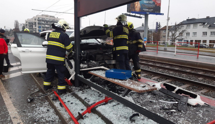 Dopravní nehoda v Praze, řidič vjel s autem na tramvajovou zastávku. Na místě zasahovali hasiči i záchranáři