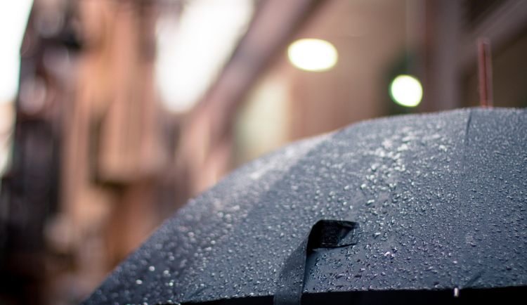 První jarní týden doprovodí přeháňky. V příštích dnech se bude ochlazovat, oteplení přijde před víkendem