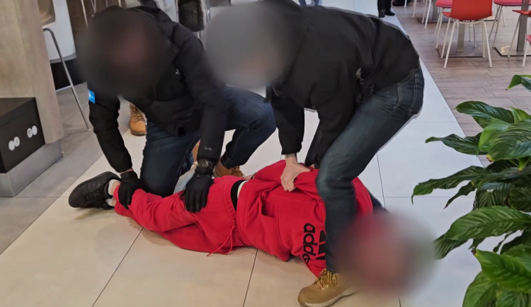VIDEO: Muž na záchodě napadl a okradl nezletilého chlapce. Policie si pro něj přišla za pár dní