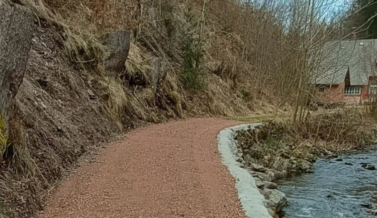 Okolí a břeh Olešenky u Náchoda v novém. Bezpečné procházky zajistí nová cesta
