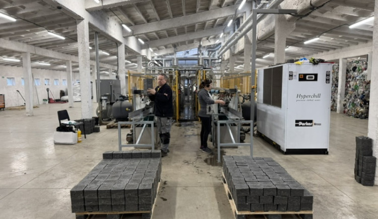 Moravská firma Flexipal zpracovává plastový výmět do hybridních palet