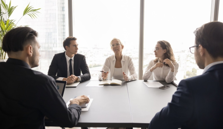 Generace Z si nejlépe rozumí s AI, boomeři se cítí nejzdravěji a nejšťastnější jsou hybridní zaměstnanci