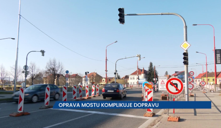 Oprava mostu přes řeku Moravu komplikuje dopravu v Uherském Hradišti