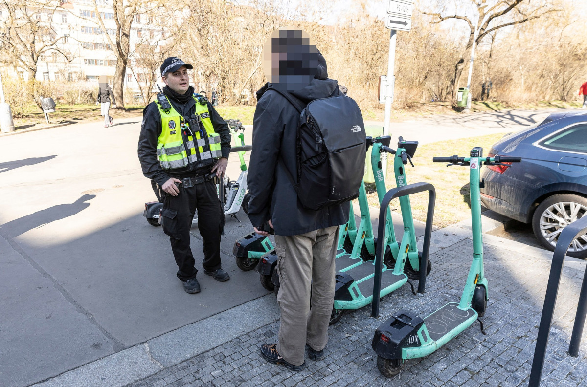 Koloběžkáři se podle městské policie dopouští víc přestupků než cyklisté.