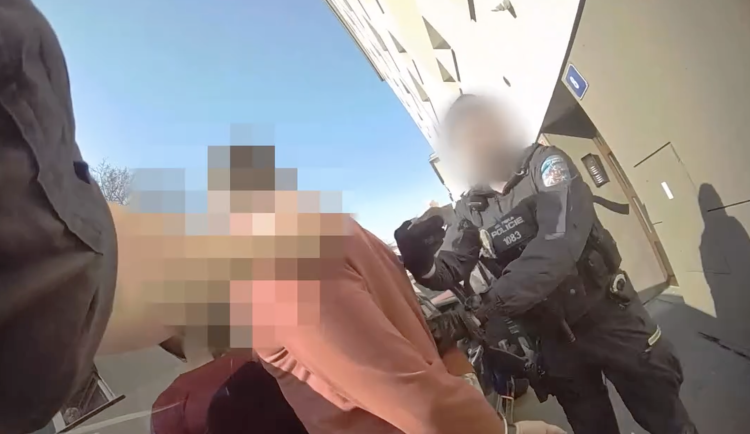 VIDEO: V pátrání, bez řidičáku a s drogami v kapsách. Nebezpečný řidič skončil v poutech
