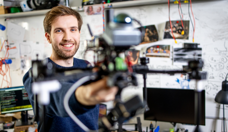 Jak naučit malé létající roboty vnímat okolní svět