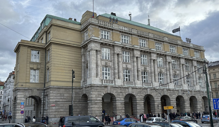 Policisté, kteří zasahovali na Filozofické fakultě, se poprvé setkali se zraněnými i rodiči obětí