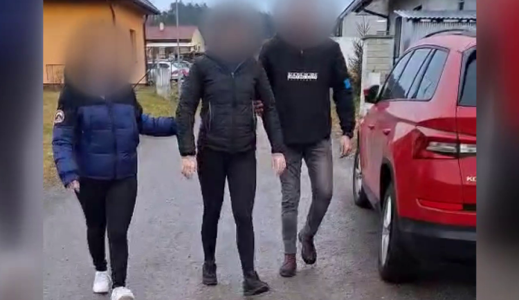 Matka, otec i dcera. Rodina kriminálníků ukradla skoro třicet milionů, před vězením utíkala dva roky