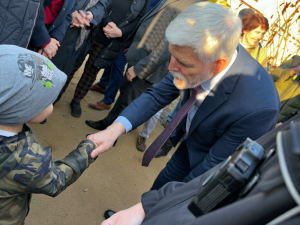 Prezidenta Petra Pavla provedli po svém zámku v Týnci jeho majitelé. Obří barokní skvost opravovali 25 let