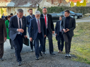 Prezidenta Petra Pavla provedli po svém zámku v Týnci jeho majitelé. Obří barokní skvost opravovali 25 let