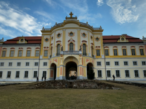 Prezidenta Petra Pavla provedli po svém zámku v Týnci jeho majitelé. Obří barokní skvost opravovali 25 let