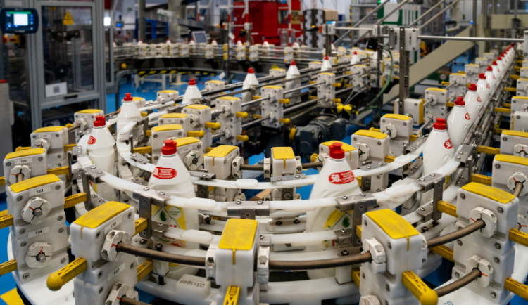 Od výroby mýdla, přes vynalezení receptury na Jar až po výrobu různých pracích prostředků – rakovnická Rakona slaví 150 let