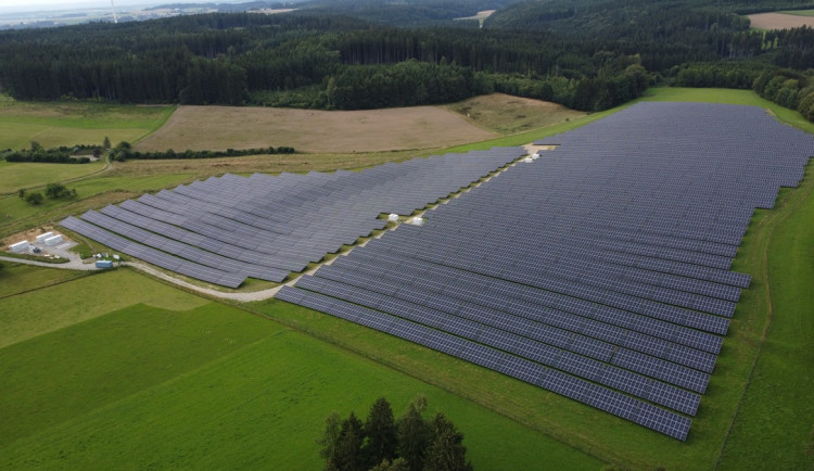 U Trutnova vzniká fotovoltaický park s bateriovým úložištěm