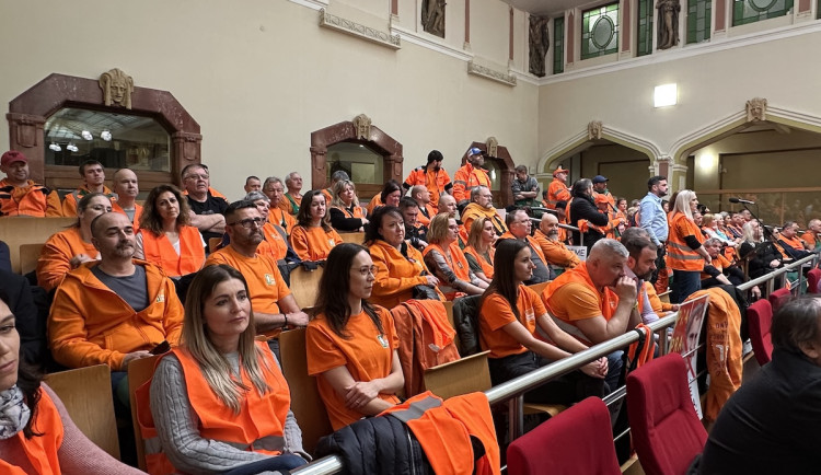 VIDEO: Zaměstnanci Pražských služeb přišli protestovat na magistrát, zastupitelé zařadili jejich požadavky na program