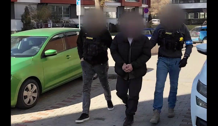 VIDEO: Bývalý nájemník ukradl z chodby domu plynoměr, hrozil výbuch