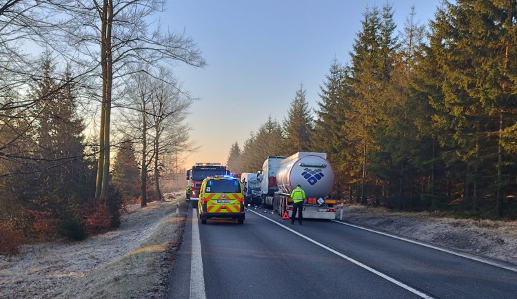 Tragické následky nehody u Svoru. Po srážce auta s kamionem zemřel člověk, další je těžce zraněný